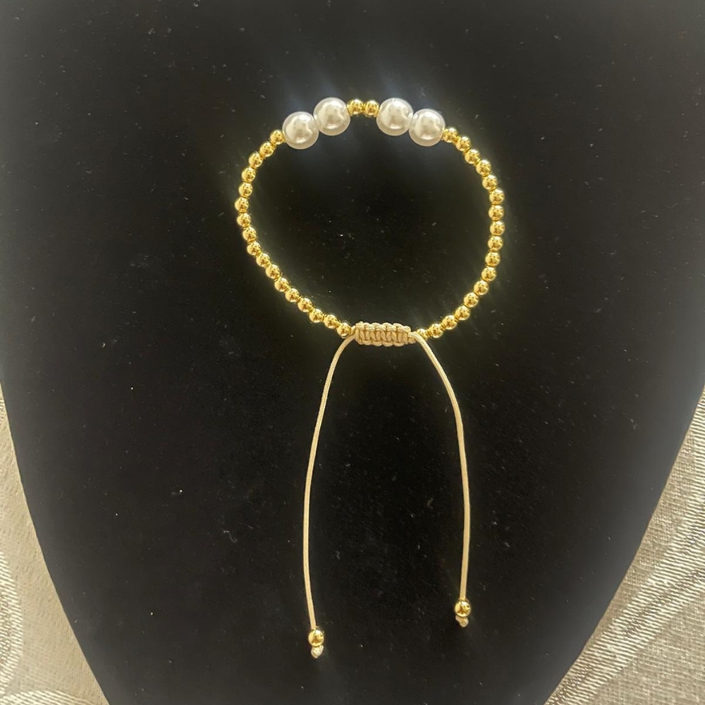 Adjustable Beige Bracelet with Pearls and Gold Beads